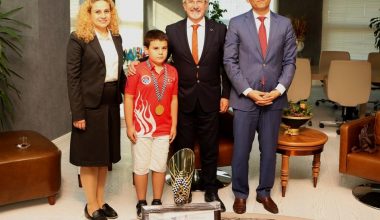 Turgay Erdem, 8 yaşındaki şampiyonu ağırladı