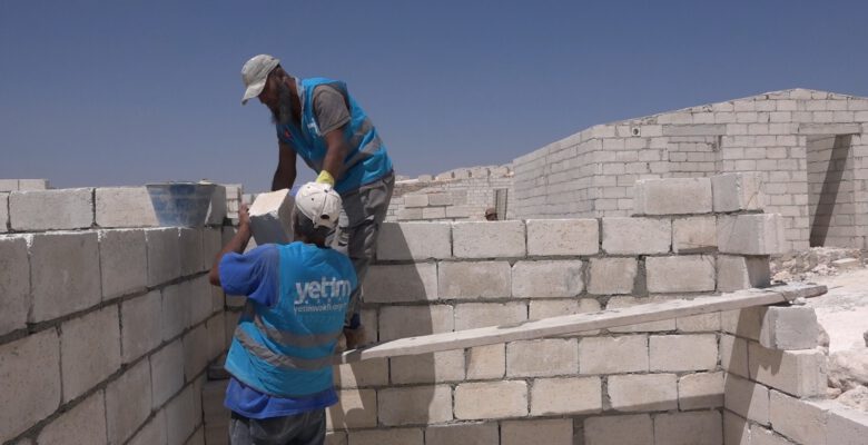 Suriye’de yetim aileleri için briket evler yapılacak