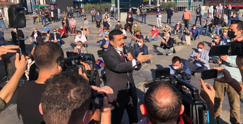 Türkoğlu İle Yüksek Tansiyon! Kent Meydanında Oturma Eylemi…