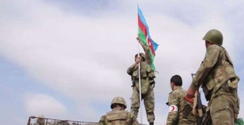 Tarihi köprüye Azerbaycan bayrağı