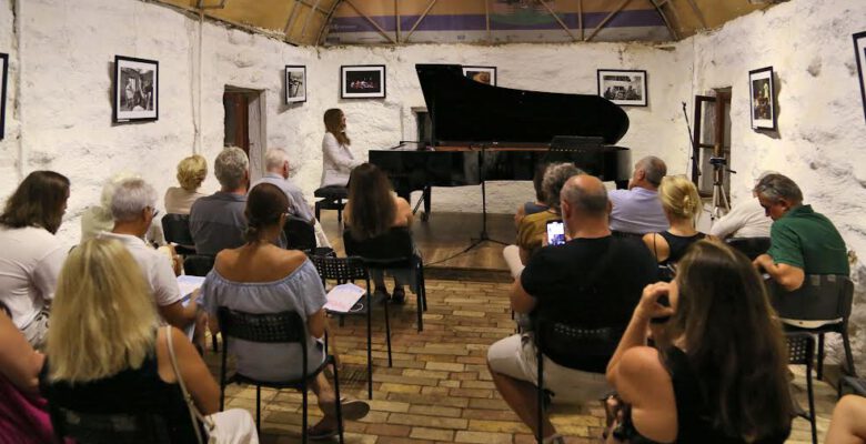 Piyanist Tuna Bilgin Gümüşlük’te konser verdi