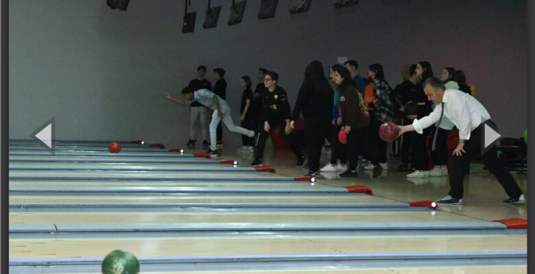 Liseliler bowlingle stres atıyor