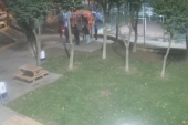 Parktan oturma ünitesini çaldılar, kameraya yakalandılar