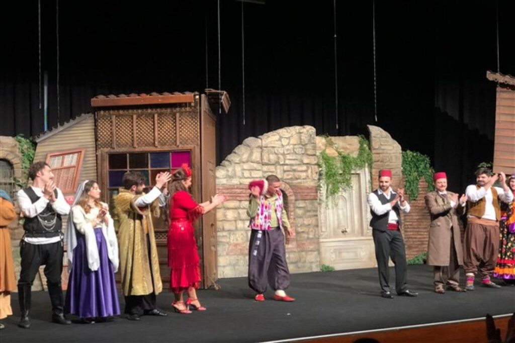 Köklü, sağlam Türk tiyatrosunun modernize edilebileceğini görüyoruz.