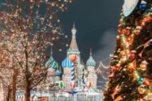Rengarenk ışıkları ve Rus kültürel dokusuyla,  Moskova Noel Şehrine Dönüştü