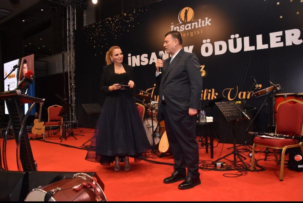 Gıyasettin Bingöl’e ‘Yılın Eğitim Gönüllüsü’ ödülü