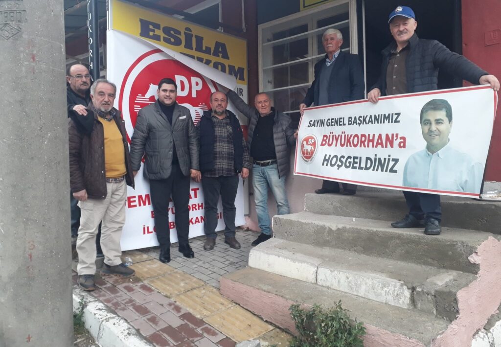 Şahinkaya Mağarası’na Türk bayrağı! Demokrat Başkan şov yaptı!