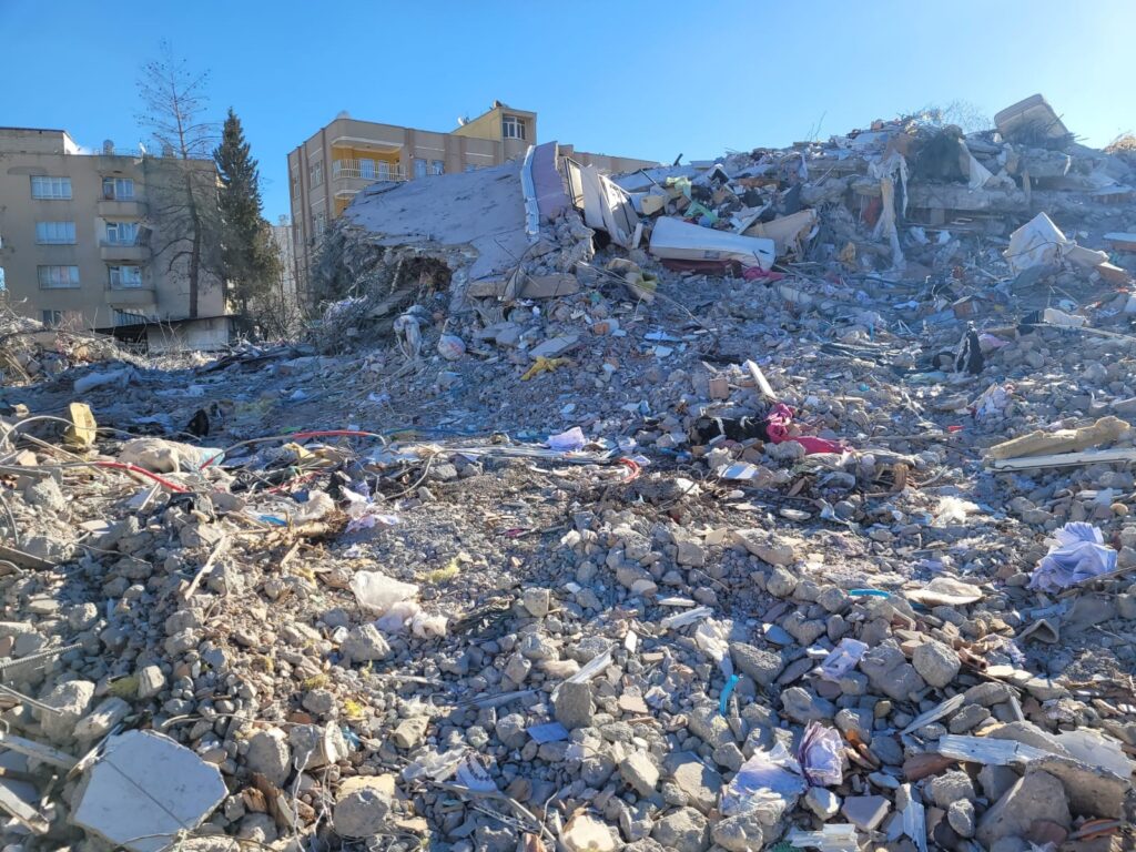 İMO BURSA ŞUBESİ ÜYELERİ HASAR TESPİTİ İÇİN ADIYAMAN’DA… İNŞAAT MÜHENDİSLERİ AFET BÖLGESİNDE HASAR TESPİTİNE BAŞLADI
