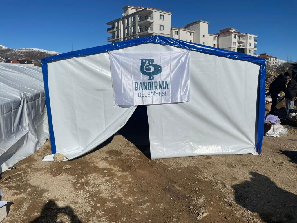 BANDIRMA BELEDİYESİ’NDEN AFET BÖLGESİNE ÇADIR DESTEĞİ