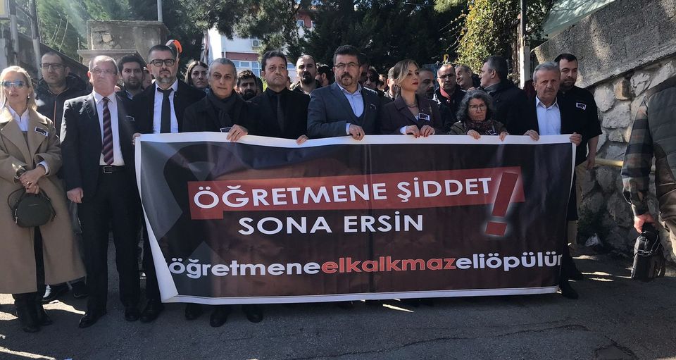 Öğretmenin itibarsızlaştığı değerinin aşağıya çekildiği bu ortamda