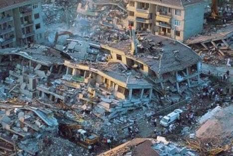 Kadınlar olarak depremzede kardeşlerimiz için elimizi taşın altına sokarak özveriyle çalışıyoruz