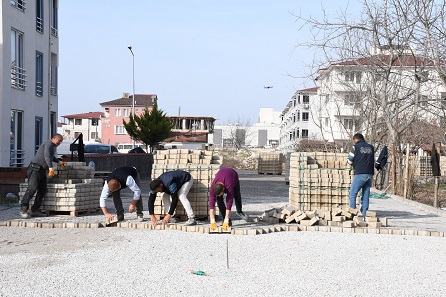 İZNİK’TE KİLİTLİ PARKE TAŞI DÖŞEME ÇALIŞMALARI DEVAM EDİYOR