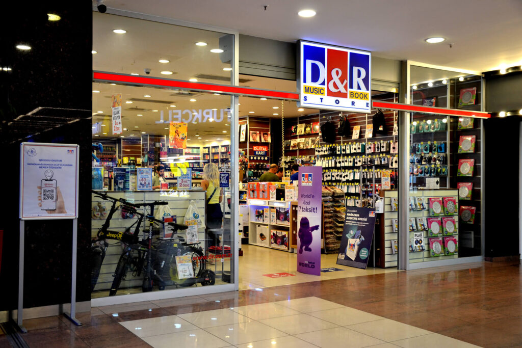 D&R’da Dilara Pamuk’a genç okurlardan yoğun ilgi   Dilara Pamuk “Maça Kızı 8” i ilk kez imzaladı