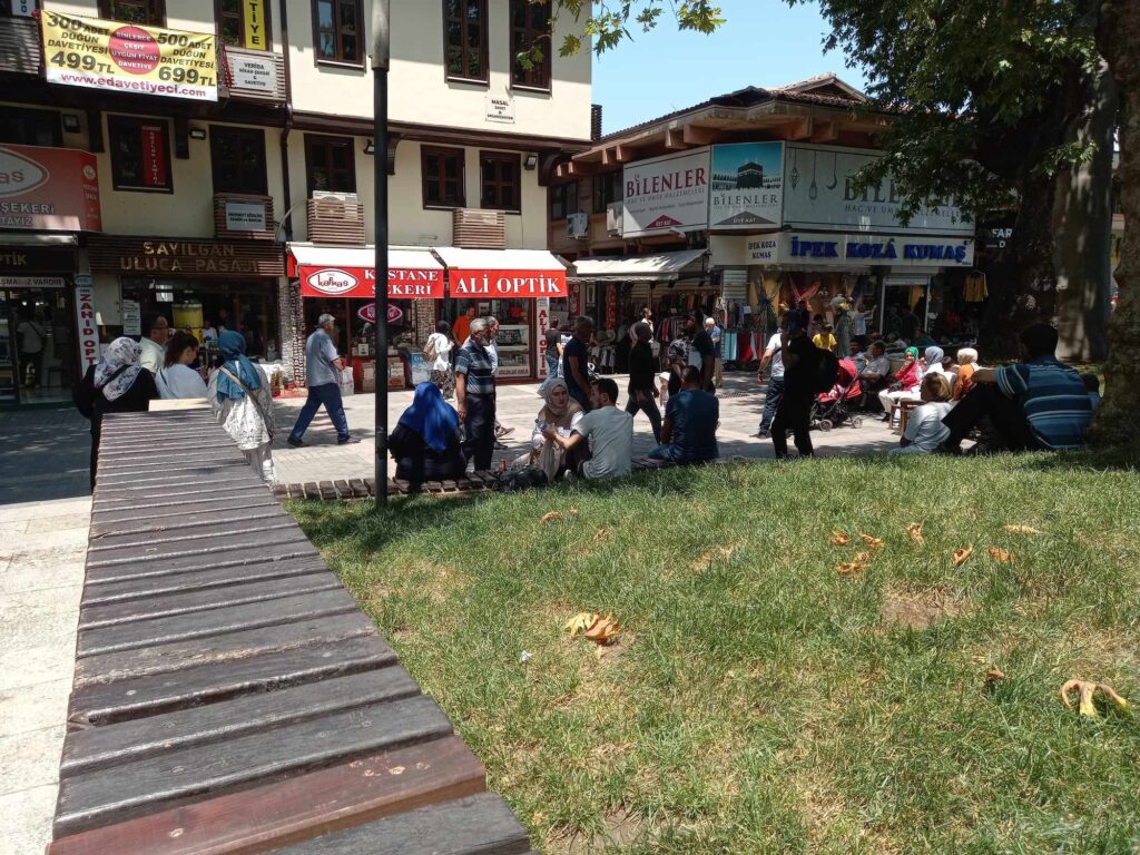 Gözlerine Perde İnmiş! Tacizi Seyrediyorlar!