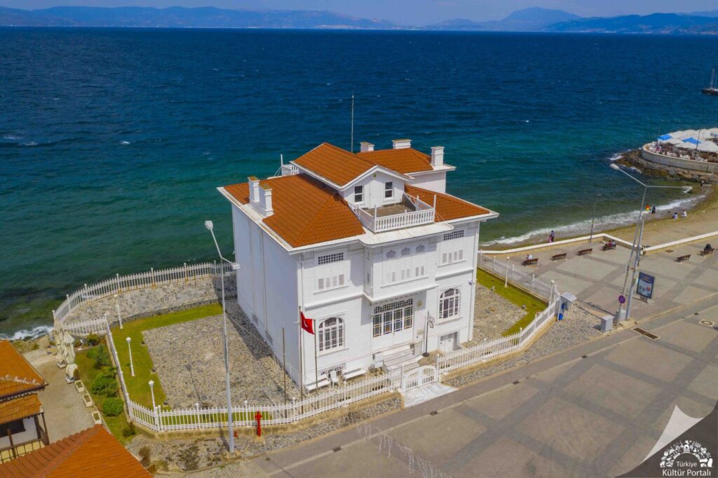 Zeki Baştürk yazdı; MAVİNİN GETİRDİĞİ ERİNÇ