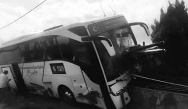 Bursalıları taşıyan otobüs kaza yaptı!
