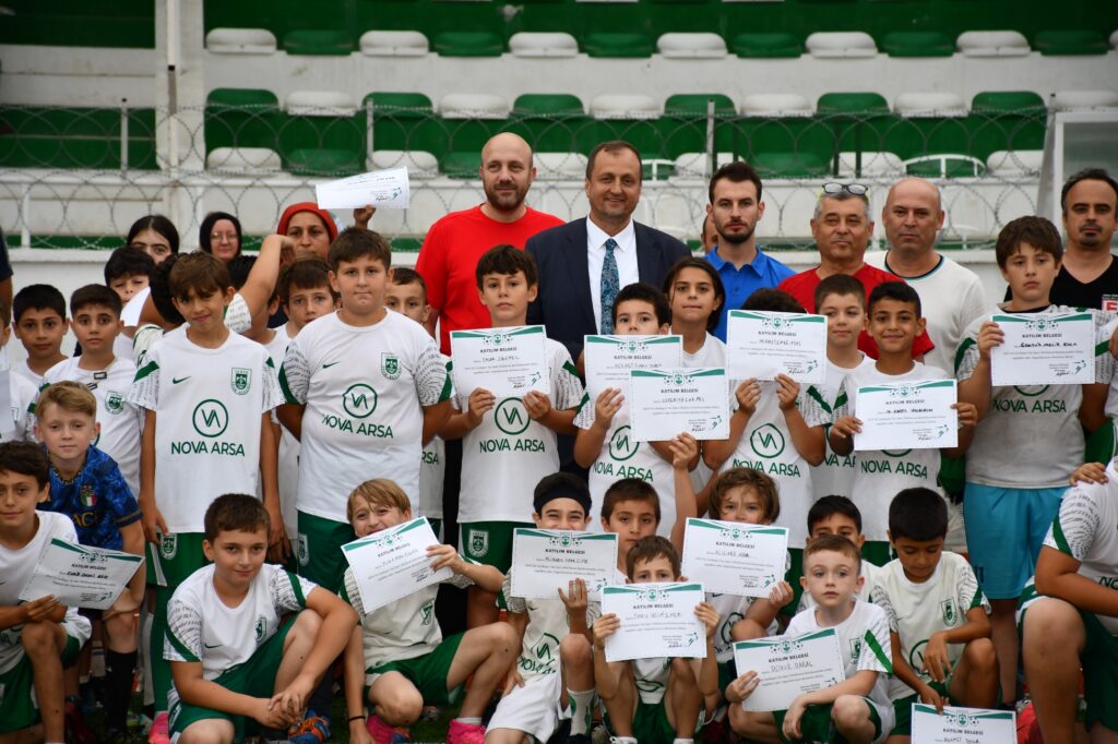 İZNİKSPOR YAZ FUTBOL OKULUNDA SERTİFİKA HEYECANI
