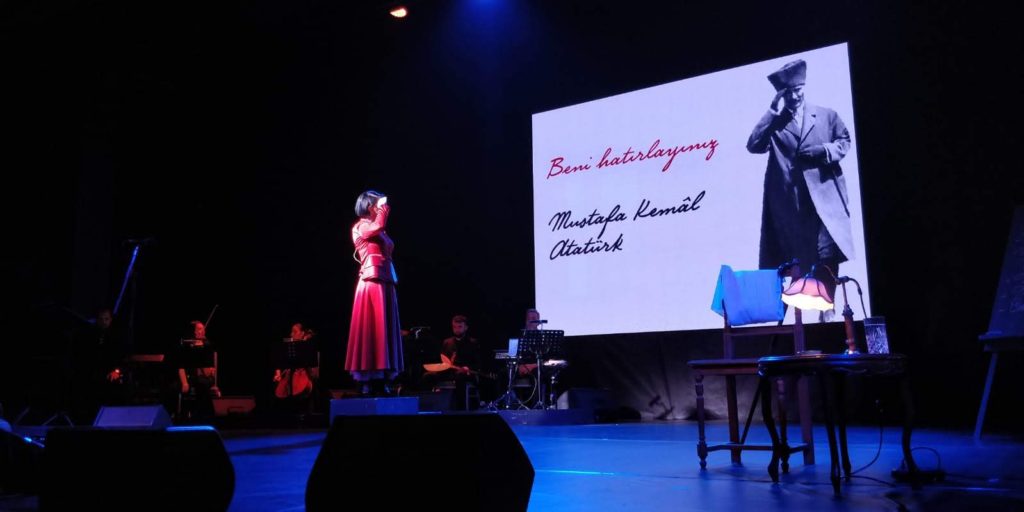 İMO BURSA ŞUBESİ VE TÜRK ANNELER DERNEĞİ BURSA ŞUBESİ, PINAR AYHAN’IN, “KEMAL” MÜZİKAL ATATÜRK BELGESELİ’Nİ SERGİLİYOR