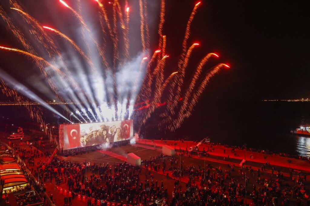 SAHNEDE CUMHURİYET COŞKUSU