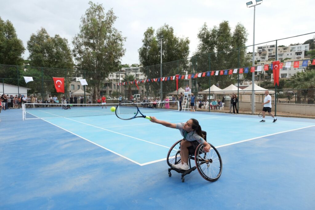 TEKERLEKLİ SANDALYE 100. YIL TENİS TURNUVASI HEYECANI