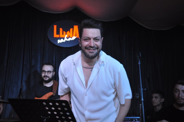 Umut Açıkgöz, Bağdat Caddesi’nde bulunan Luna sahnesinde, 24 Kasım Öğretmenler Günü’nü unutulmaz bir müzik şöleniyle kutladı