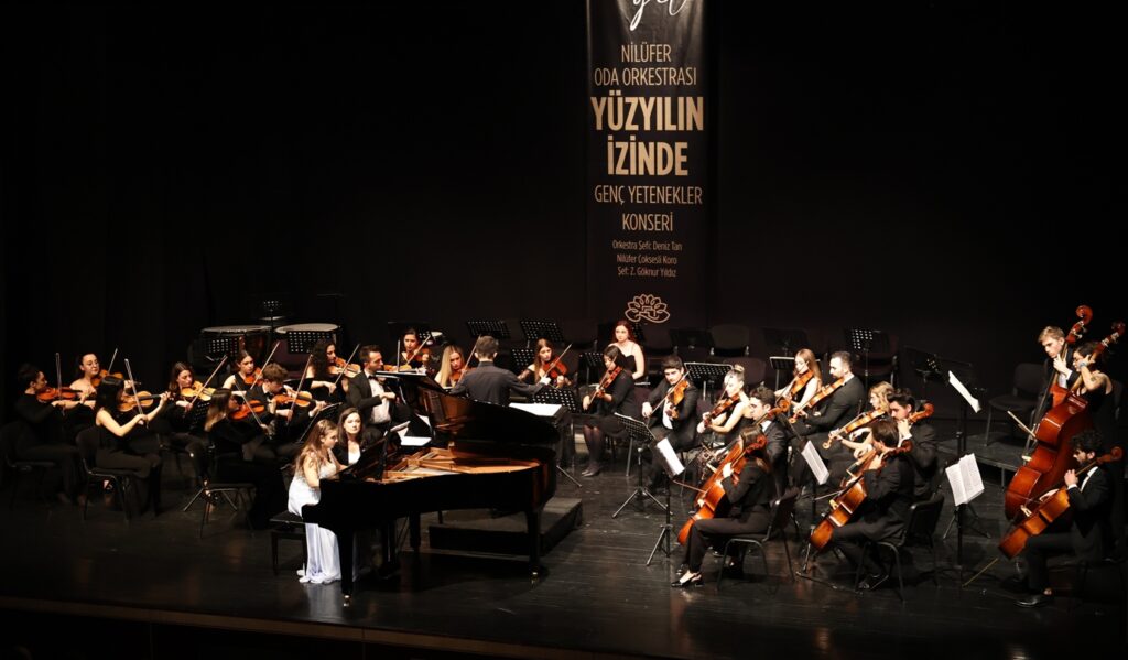 “YÜZYILIN İZİNDE GENÇ YETENEKLER” KONSERİ MEST ETTİ