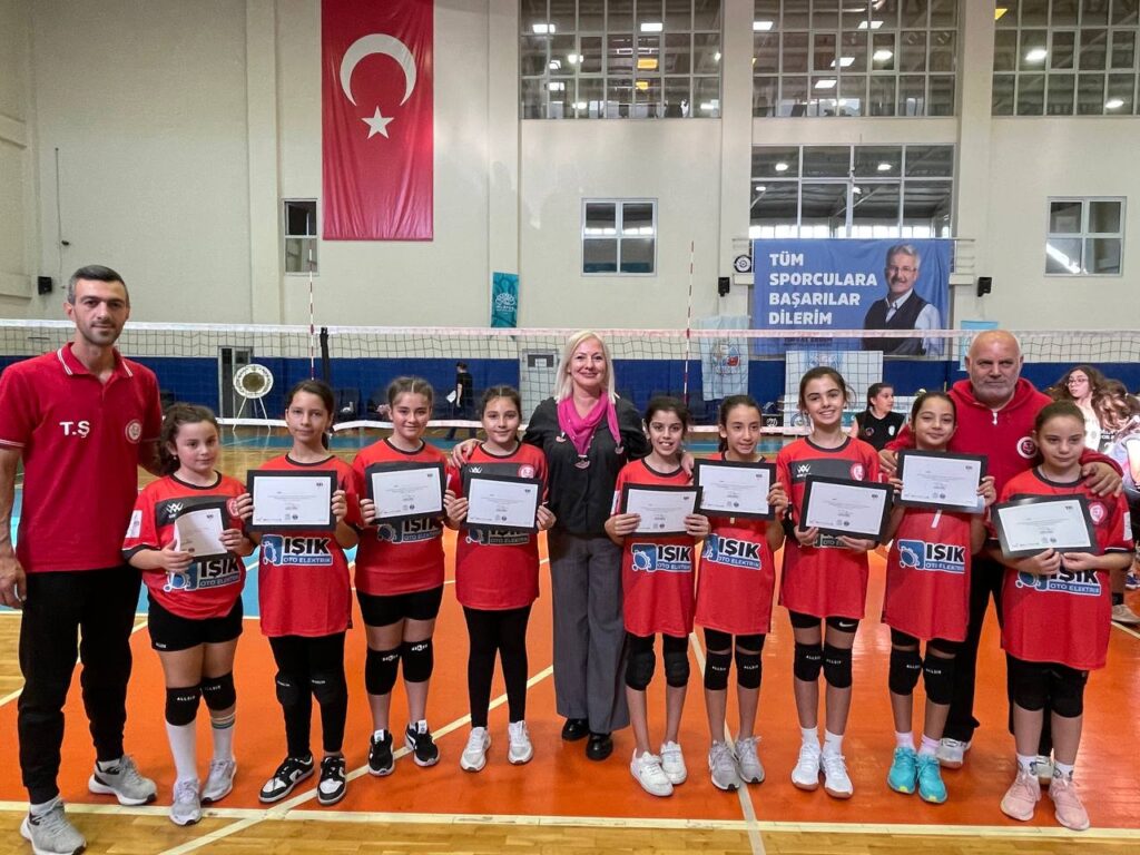 VOLEYBOL ŞENLİĞİ 800 SPORCUYU BULUŞTURDU