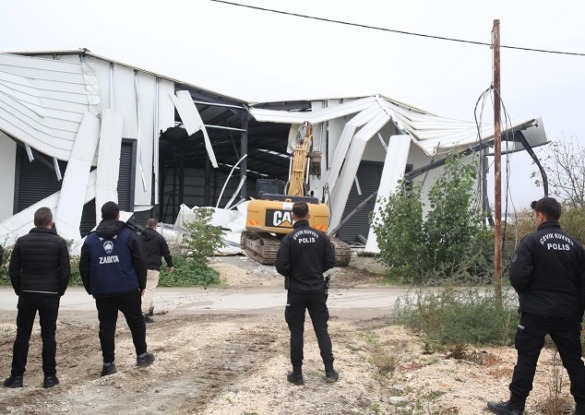 ÇALI VE TAHTALI’DA KAÇAK İŞYERLERİ YIKILDI
