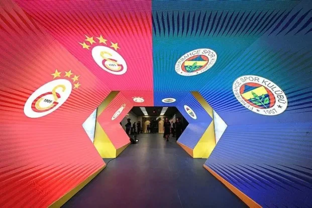 Cumhuriyetin 100. Yılı olması  nedeniyle kurucu liderin Atatürk tişörtü ve pankart  ile sahaya ısınmak için çıkmasından doğal ne olabilir ki?