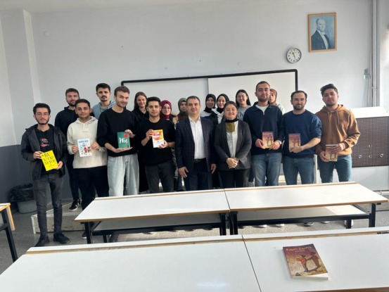 Özkul’un edebi katkılarını öğretmen adaylarıyla paylaştığı özel bir etkinlik olarak gerçekleşti.