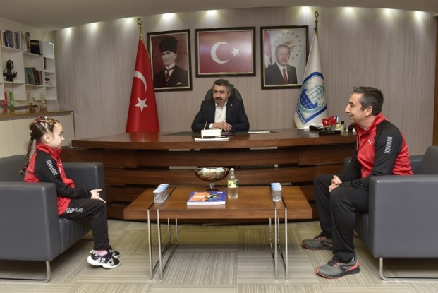 BAŞKAN YILMAZ ŞAMPİYONLARI AĞIRLADI