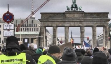 Almanya’da çiftçiler binlerce traktörle Berlin’de caddeyi trafiğe kapattı