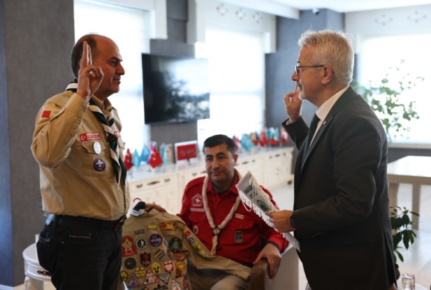 BAŞKAN ERDEM VE GENÇLERİN SICAK BULUŞMASI