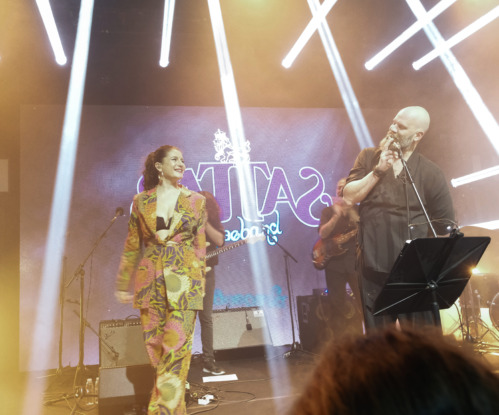 ATİYE ‘den büyüleyici sahne performansı | İlk defa reggae tarzında hem söyledi hem eğlendirdi