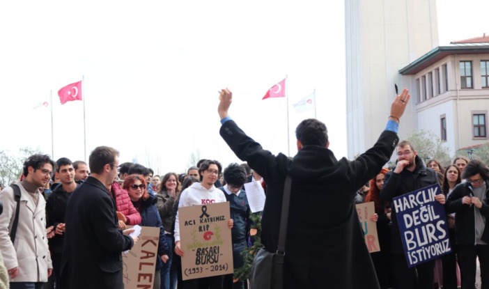 Koç Üniversitesi’nde sular durulmuyor, öğrenciler ayaklandı!