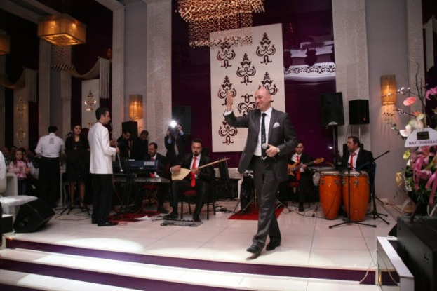 Alper Alparslan, Özel Yürekler Kurs Merkezi Sergisinde Mini Konser Verdi