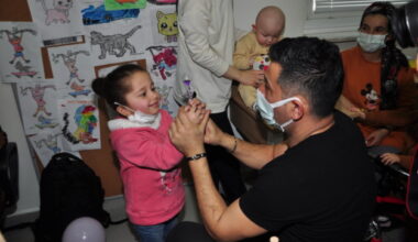 Kanser hastası  çocuklara YASAV morali   YASAV’ın iyilik melekleri  kanserli çocukların  yüzünü güldürdü