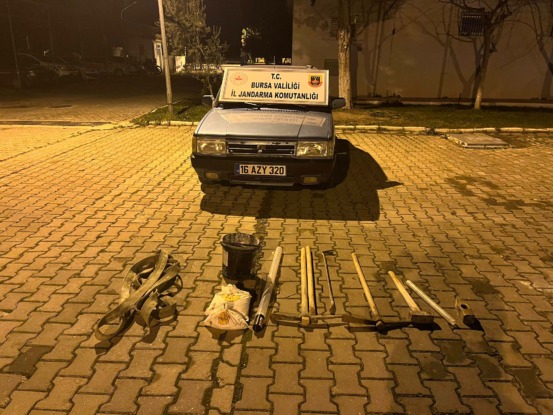 İZNİK’TE KAÇAK KAZIYA JANDARMADAN SUÇÜSTÜ