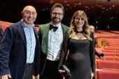 Ünlü Oyuncu Ahmet Kural ve eşi, kameralara Dr. Melih Aygün ile birlikte gülümsedi