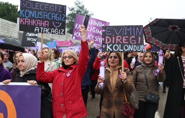 Nilüfer’de kadınlar yine sokakları inletti Nilüferli kadınlar 8 Mart’ta ‘Karanlığa İnat Güneşi Doğuracağız’ sloganıyla yürüdü