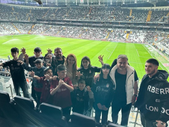 Pınar Eliçe Kimsesiz Çocuklarla Beşiktaş Maçını İzledi