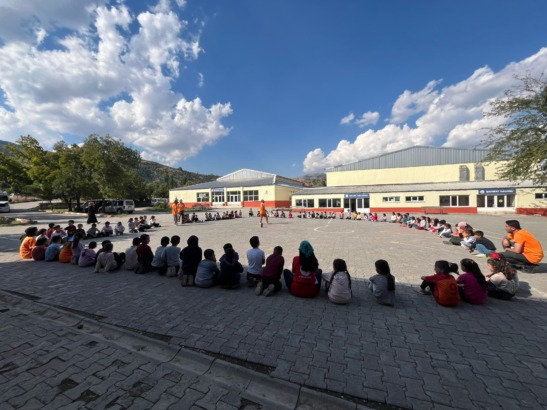 DÜNYA İNSANİ DAYANIŞMA DERNEĞİ BİTLİS’TEKİ İLKOKULUNUN AÇILIŞINDAN ÖNCE TRAVMA VE AİLE ODAKLI PSİKOSOSYAL ÇALIŞMALAR YAPMAK İÇİN KÖYLERDE ATÖLYELER DÜZENLEDİ