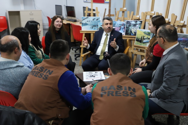 Yıldırım Belediye Başkanı Oktay Yılmaz Yıldırım Ticaret Mesleki ve Teknik Anadolu Lisesi öğrencileriyle bir araya geldi.