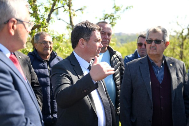 Başkan Aydın zirai don mağduru çiftçileri yalnız bırakmadı