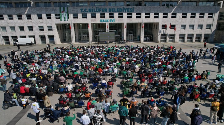 Bursaspor’un şampiyonluk maçı Halk Evi önünde dev ekranda izlendi
