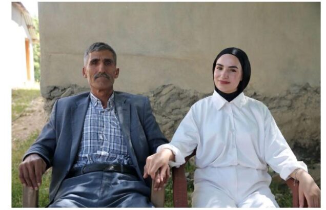 Bursa Muş Eğitim ve Hizmet Vakfı başkanı Murat Çermi ve yönetim kurulundan Çimen Gülen’e özel burs desteği