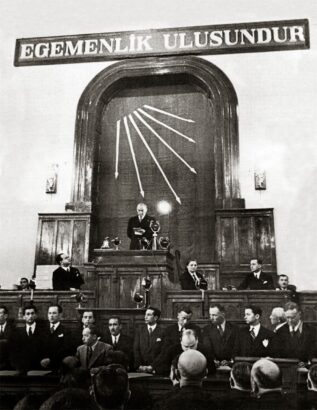 “Eksik Açılan Meclis ve Duvarlarda Asılı Egemenlik”