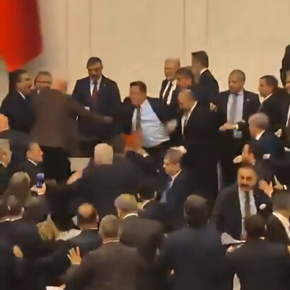 YAZIKLAR OLSUN! YAZIKLAR OLSUN! YAZIKLAR OLSUN! TBMM’DE YUMRUKLU GERİLİM… ANADOLU BİRLİĞİ PARTİSİ GENEL BAŞKANI’NDAN SERT MESAJ