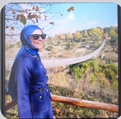 BİR IŞIK BUGÜN SÖNDÜ SANMAYIN… O, YÜREKLERDE EBEDİYEN YANACAK BİR EĞİTİM ŞEHİDİDİR
