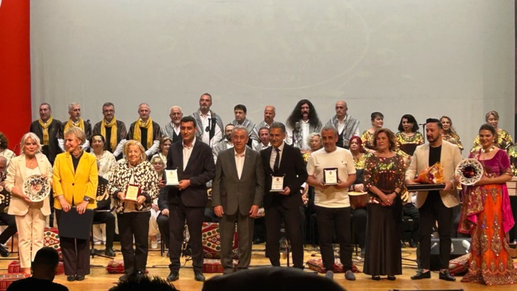 SÜRPRİZLERLE DOLU BİR GECE,  HER EZGİDE BİR ANI